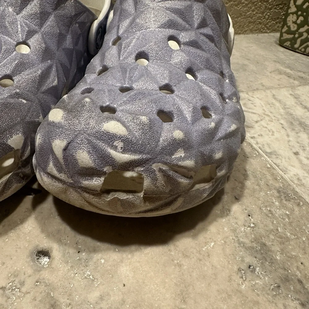 Crocs Metallic Purple Geometric Girls' Sparkly J3‎ (Big Kids) Sandals Slip On